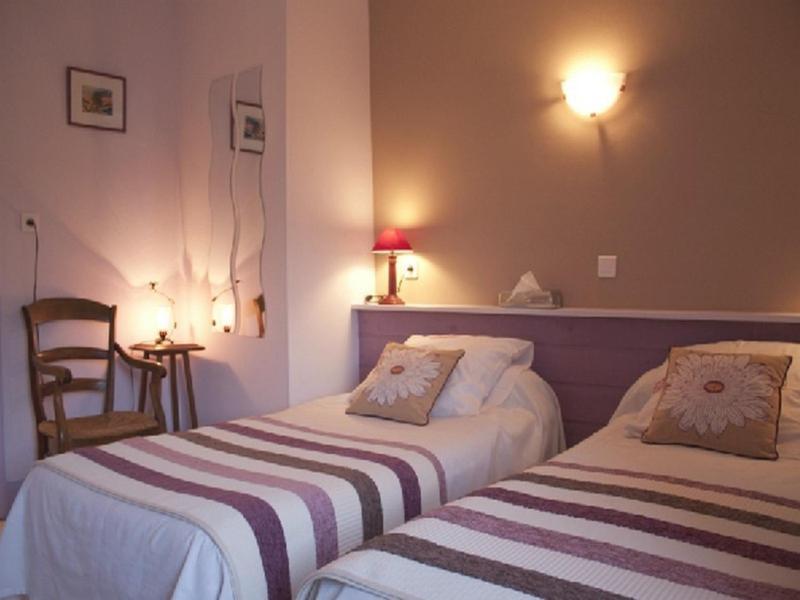 Logis Hotel Les Tilleuls Saint-Cirgues-de-Jordanne Zimmer foto