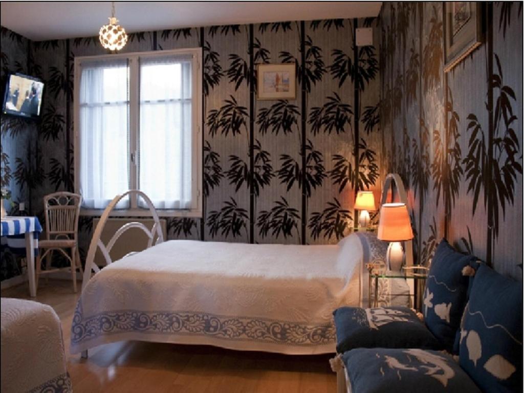 Logis Hotel Les Tilleuls Saint-Cirgues-de-Jordanne Zimmer foto